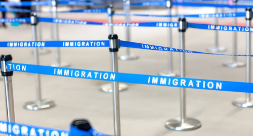 Visti USA, piano Trump per revocarne fino a 200.000